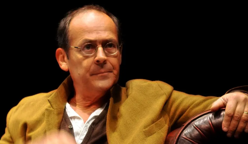 Portrait de Bernard Stiegler installé dans un canapé